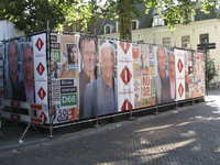 906034 Afbeelding van spandoeken voor het televisieprogramma 'Voor de verkiezingen', dat uitgezonden wordt vanuit een ...